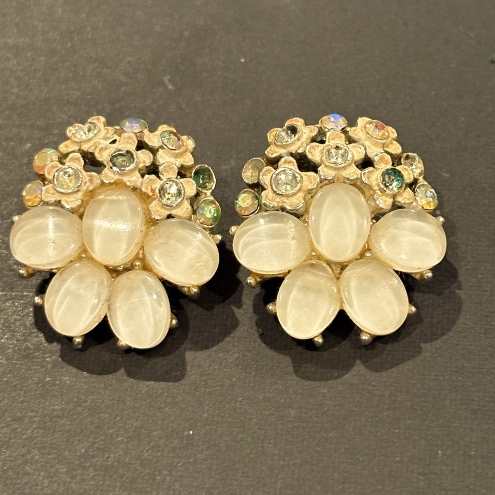 Chic Gold and Cream Floral Earrings‎